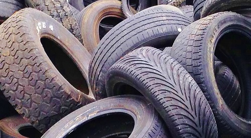 Tas de vieux pneus